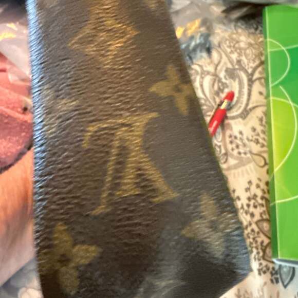 Louis Vuitton - Picture 5 of 7